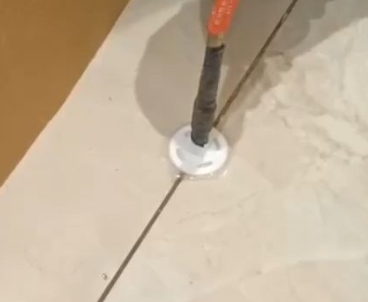 溧阳瓷砖空鼓维修公司专业解答瓷砖在铺贴过程中，如果没有涂抹均匀到位的粘结材料（如水泥砂浆或瓷砖胶），可能会导致以下问题