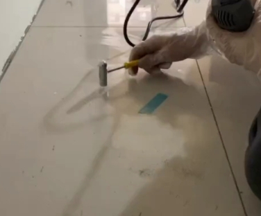溧阳瓷砖开裂维修公司专业分享瓷砖在铺贴前如果没有沥干水分，将会导致以下问题